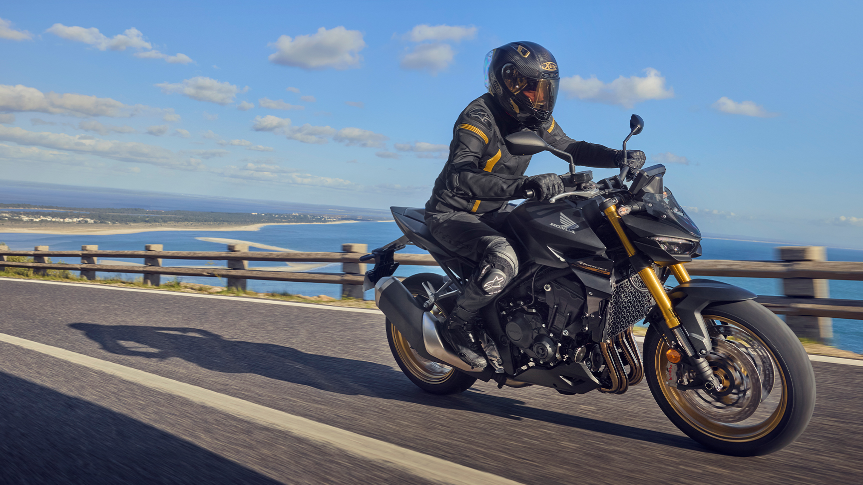 2025 CB1000 Hornet driekwart vooraanzicht dynamisch beeld